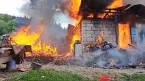 incendiu - Incendiu puternic! Două case cuprinse de flăcări în Argeș!