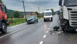 accident e1687932015444 - Accident între o mașină un TIR în Argeș! Șoferul este transportat la spital