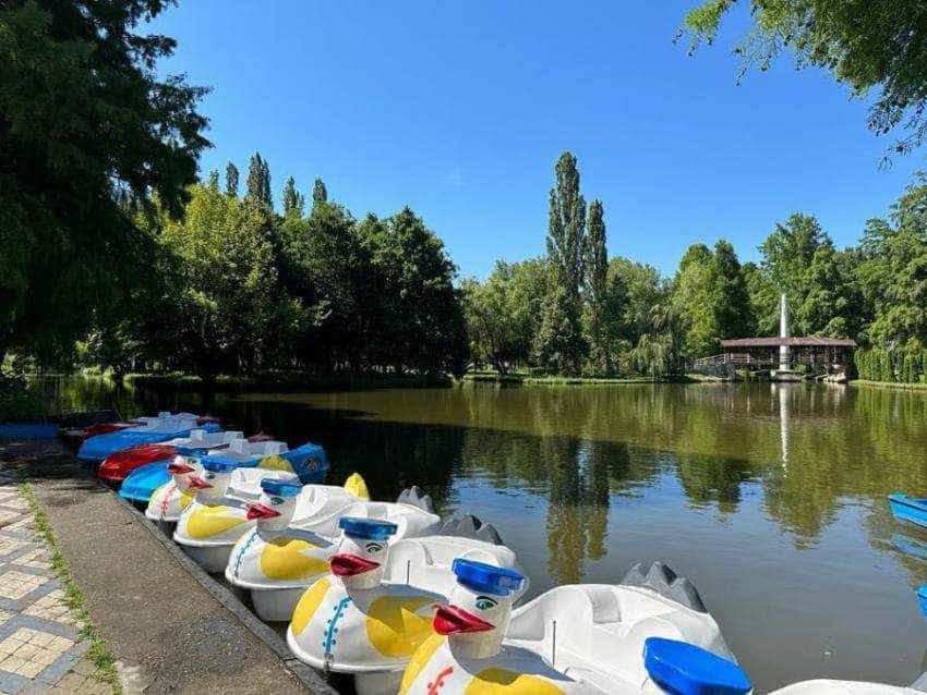 Atenție, copii, părinți și bunici! Din 1 mai se deschide sezonul pentru plimbările cu trenulețul și cu barca în Parcul Ștrand 2 Sursă foto: Facebook Primăria MUnicipiului Pitesti
