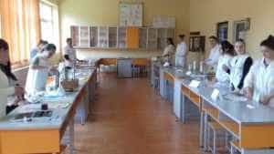 laborator - Liceul care deține fermă didactică, cămin și cantină modernă!