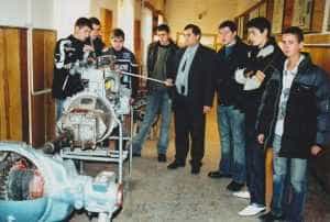 LICEUL TEHNOLOGIC AUTO CURTEA DE ARGE laborator auto 15 09 2010 - Meseria e brățară de aur! Alege Liceul Tehnologic Auto Curtea de Argeș!