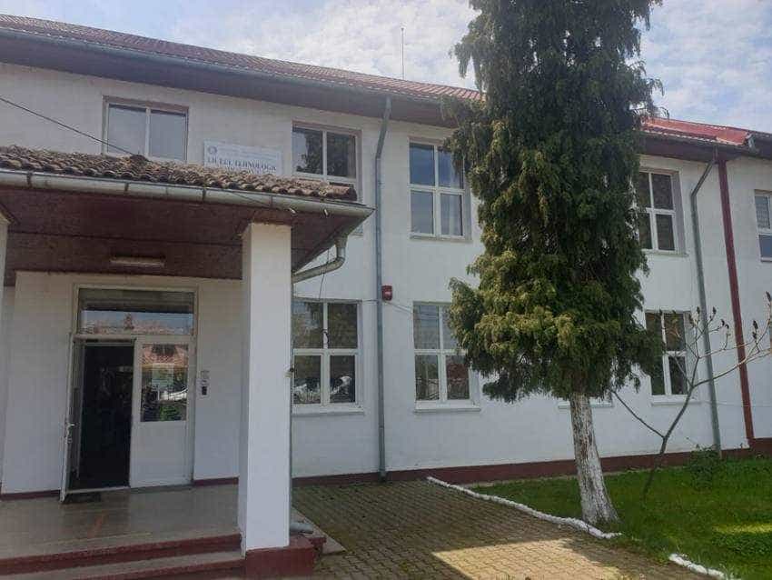 Alege liceul care formează specialiști în Alimentație, Turism și Mecanică! 1 LIceul Tehnologic Topoloveni cladire - Alege liceul care formează specialiști în Alimentație, Turism și Mecanică!