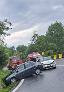 Accident cu două mașini la Cotmeana! Bărbat monitorizat de paramedici 1 Cotmeana accident