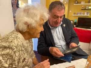 Felicitată de primarul Cristian Gentea la împlinirea venerabilei vârste de 100 de ani 3 pitesti femeie 100 de ani