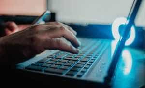 scammer coperta - Atenție! Val de reclame false pe internet, care se folosesc de imaginea unor bănci cunoscute