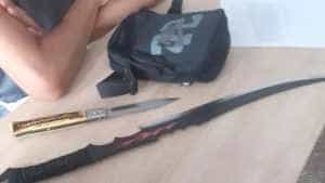 Maceta si cutit - Tânăr de 19 ani, prins cu macetă și cuţit, într-un loc de joacă pentru copii din Mehedinţi