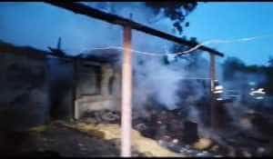 Incendiu casa - (VIDEO) Incendiu într-o gospodărie din comuna Ștefan cel Mare! Un persoană a ajuns la spital