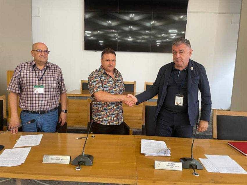 Primar Gentea contracte renovari scoli Sursă foto: Facebook Primăria Municipiului Pitesti