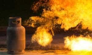Incendiu puternic de la o petardă aruncată lângă o canistră cu combustibil! O victimă s-a ales cu arsuri pe 75% din suprafața corpului! 1 foc gaz incendiu - Incendiu puternic de la o petardă aruncată lângă o canistră cu combustibil! O victimă s-a ales cu arsuri pe 75% din suprafața corpului!