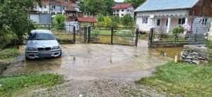 Avarie 3 - Gospodării inundate în Sălătrucu! Intervin pompierii