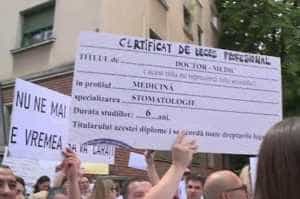 Noi proteste în România. Stomatologii au ieşit în stradă 25 protest dentisti - Noi proteste în România. Stomatologii au ieşit în stradă