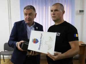 gentea politist local - Diploma de Onoare a Municipiului Pitești. Polițiștii salvatori, premiați de primarul Cristian Gentea
