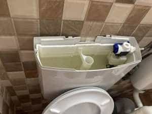 Azilele de bătrâni din Argeș au fost ținta comisiei de control! Mucegai și alimente expirate - printre alte nereguli descoperite! 1 wc azil - Azilele de bătrâni din Argeș au fost ținta comisiei de control! Mucegai și alimente expirate - printre alte nereguli descoperite!