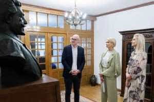 Ministrul Culturii a anunţat investiţii de 4,7 milioane de euro pentru renovarea Vilei Florica 21 ministrul culturii raluca turcan si alina gorghiu vila florica (2)