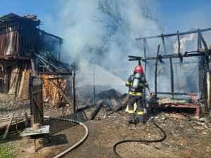 WhatsApp Image 2023 07 12 at 17.17.21 - Anexă înghițită de flăcări în Curtea de Argeș!