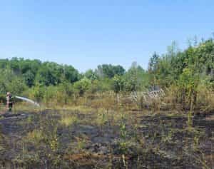 incendiu e1689676343451 - (VIDEO) Construcție din lemn izbucnită în flăcări! S-a extins la vegetație!