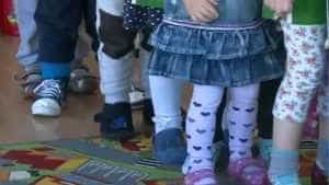 copii cresa - O educatoare din Pitești a fost condamnată, după ce a strâns de gât o fetiţă!