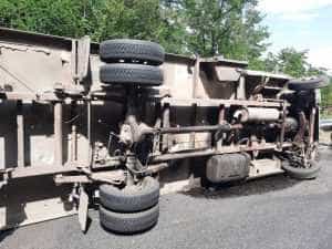 rasturnat - ACUM! Autoutilitară răsturnată pe șosea, în Lunca Corbului!