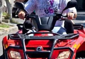 Și-a lăsat fiul de 11 ani să conducă un ATV la Rânca 1 ATV - Și-a lăsat fiul de 11 ani să conducă un ATV la Rânca