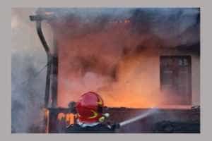 Incendiu la o casă bătrânească din Curtea de Argeș! 1 incendiu casa