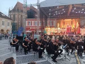 Brașovul a aplaudat Filarmonica din Pitești. În noua stagiune urmează concerte simfonice alături de Vița de Vie și Voltaj 8 Sursă foto: Facebook Primăria Municipiului Pitești.