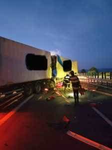 Accident grav pe A1. Două TIR-uri s-au ciocnit frontal 1 accident mortal autostrada A1 sibiu sebes002 - Accident grav pe A1. Două TIR-uri s-au ciocnit frontal
