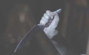 cutit agresor1 - Un bărbat ameninţă lumea pe stradă cu un cuţit, în Sibiu!