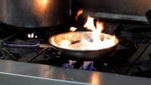 foc - O tigaie uitată pe foc a pus pe jar pompierii argeșeni