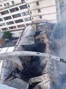 Acoperis ars - (VIDEO) Prefectul și primarul-prezenți la locul mega-incendiului de la Butoaie