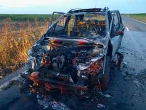 Argeș: O mașină a luat foc în mers! S-a făcut scrum 1 09d12468 0a73 4541 a681 888422ed2754 - Argeș: O mașină a luat foc în mers! S-a făcut scrum