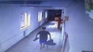 tineri furt scoala - Doi tineri din București au spart o școală și au furat 71 de tablete!