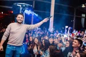 Raicu - O fată de 15 ani s-a prăbușit la un concert de manele, beată sau drogată! Piteștiul a luat foc: cine răspunde?