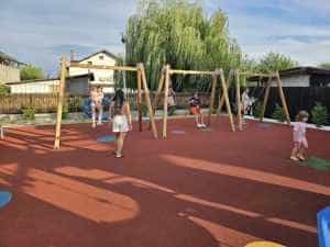 Un nou loc de joacă dat în folosință la Bradu 2 la Bradu