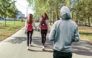 agresiune fete parc liber la plesnit fete peste fund