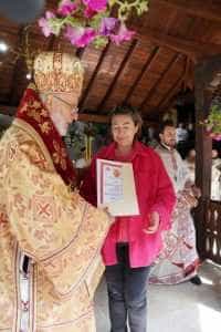 Familii de creștini, oameni de afaceri, medici și funcționari – decorați de arhiepiscopul Calinic pentru sprijinirea schitului de la cota 1000 a Transfăgărășanului 3 schit