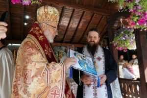 Familii de creștini, oameni de afaceri, medici și funcționari – decorați de arhiepiscopul Calinic pentru sprijinirea schitului de la cota 1000 a Transfăgărășanului 2 schit