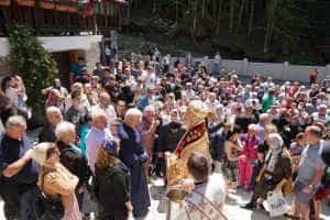 Familii de creștini, oameni de afaceri, medici și funcționari – decorați de arhiepiscopul Calinic pentru sprijinirea schitului de la cota 1000 a Transfăgărășanului 1 schit