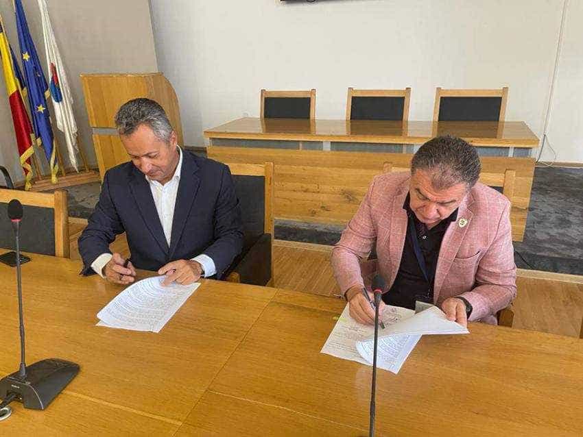 Gentea semneaza contract iluminat public Sursă foto: Facebook Cristian Gentea.