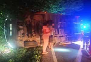 accident e1691525038594 - Accident rutier în Dragoslavele! O autoutilitară a zburat de pe șosea!