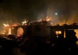 incendiu - (VIDEO) Incendiu violent în Ciofrângeni! Flăcările au distrus o gospodărie și zeci de animale au murit