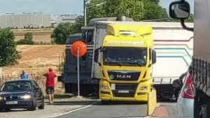 tir - Un camion încărcat cu 20 de tone de substanțe periculoase a fost izbit de tren în județul Timiș