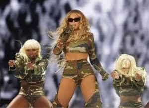 I-a purtat două creații în concert. Beyonce, îmbrăcată de un designer român 3 Sursă foto: Instagram Cosmin Diaconu;