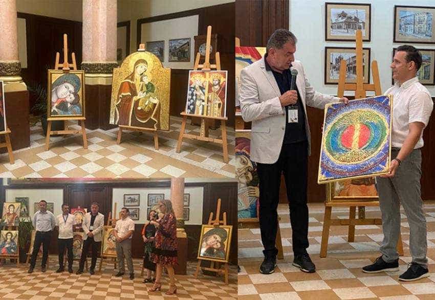 Expozitie de picturaq in holul primariei Sursă foto: Facebook Primăria Municipiului Pitesti.