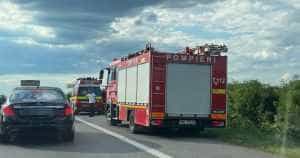 Accident grav pe A1! O mașină a ieșit în decor 1 Pompieri - Accident grav pe A1! O mașină a ieșit în decor