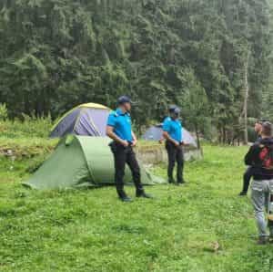 Turiștii aflați astăzi la munte au fost vizitați de jandarmii argeșeni 1 jandarmi munte