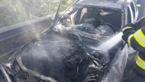 Un autoturism s-a făcut scrum pe A1! Trei persoane s-au evacuat la timp! 2 masina a ars pe a1