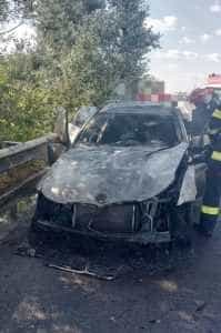 Un autoturism s-a făcut scrum pe A1! Trei persoane s-au evacuat la timp! 1 masina a ars pe a1