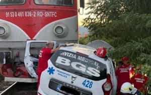 Accident mortal pe calea ferata - Ambulanță privată, lovită în plin de tren! Șoferul a murit pe loc