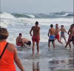 bataie eforie plaja 1 - Tragedia de la Mamaia! Piteșteanul de 34 de ani a plătit cu viața încercarea de a salva o tânără de 16 ani de la înec!