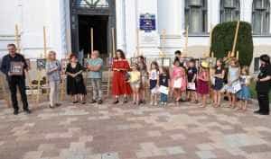 Atelierul de creație ”IconArT – artă tradițională iconografică”. Astăzi a avut loc vernisajul expoziției de icoane pe sticlă 1 Sursă foto: Facebook Primăria Municipiului Pitești.